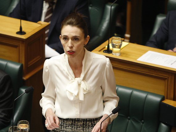 La Première ministre néo-zélandaise Jacinda Ardern a proclamé un état d'"urgence climatique" devant le Parlement © KEYSTONE/AP/Nick Perry