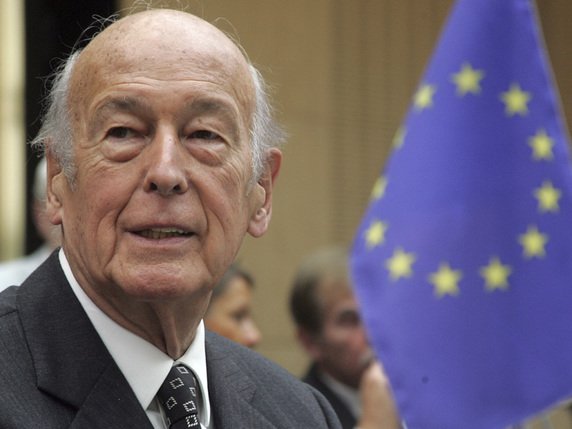 En 2001, Valéry Giscard d'Estaing prend la tête de la Convention pour l'Europe, chargée de rédiger une constitution européenne, qui sera rejetée par référendum (55% de non) en 2005 (archives). © KEYSTONE/AP/Markus Schreiber