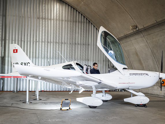 L'avion électrique biplace équipé d'un système de propulsion électrique développé par H55 lors de sa présentation le 21 juin 2019 dans un hangar de l'aéroport de Sion (archives). © KEYSTONE/VALENTIN FLAURAUD