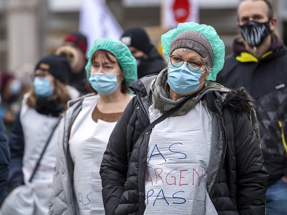 A Genève, alors que le Grand Conseil entamait les débats sur le budget 2021 de l'Etat jeudi après-midi, les fonctionnaires ont fait grève. Environ 400 se sont retrouvés pour une assemblée à proximité des Hôpitaux universitaires. © KEYSTONE/MARTIAL TREZZINI