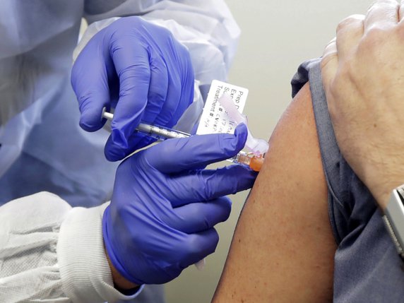 Moderna prévoit d'avoir entre 100 et 125 millions de doses de son vaccin contre le Covid-19 disponibles au premier trimestre de l'année 2021 (archives). © KEYSTONE/AP/Ted S. Warren