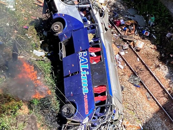 Selon les premières investigations, l'accident pourrait être dû à une défaillance des freins du véhicule. © KEYSTONE/EPA/Minas Gerais Firefighters / HANDOUT