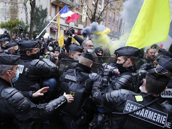 La manifestation parisienne a été émaillée d'actes de vandalisme et de heurts entre des centaines de casseurs et les forces de l'ordre, selon la préfecture de police et le parquet. © KEYSTONE/AP/Francois Mori