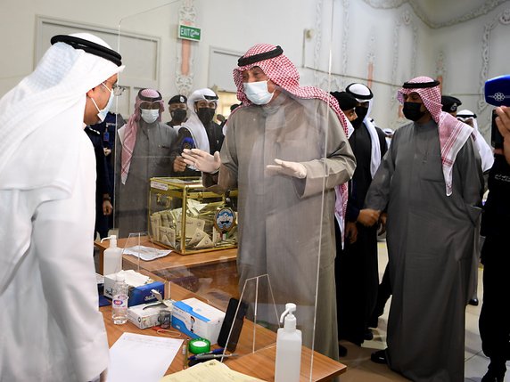 Lors d'une visite dans un bureau de vote, le Premier ministre, cheikh Sabah al-Khaled al-Sabah, s'est dit "content" de la participation, sans donner de chiffres. © KEYSTONE/EPA/Noufal Ibrahim