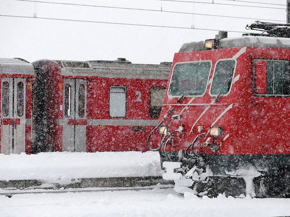 La neige avait déjà perturbé le trafic ferroviaire entre Poschiavo (GR) et Pontresina à la mi-journée samedi (archives). © KEYSTONE/ARNO BALZARINI