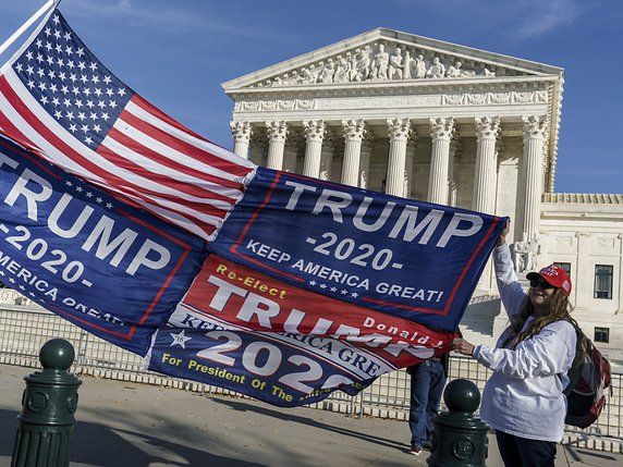 Des supporters de Donald Trump se sont réunis devant la Cour suprême vendredi. © KEYSTONE/AP/J. Scott Applewhite