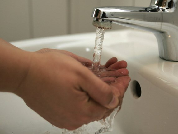 Se laver les mains, un geste hors de portée pour de nombreux soignants dans le monde. Selon l'OMS et l'Unicef, environ 1,8 milliard de personnes se rendent ou travaillent dans des établissements de santé ne disposant pas de services d'approvisionnement en eau de base (image symbolique). © KEYSTONE/AP/ROBERTO PFEIL