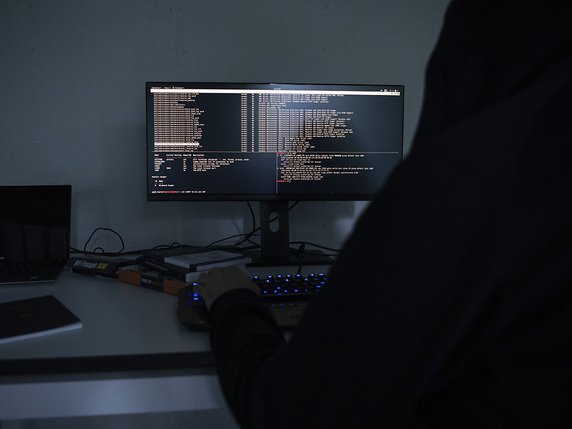 Les pirates ont infiltré les systèmes informatiques de plusieurs départements américains, profitant d'une mise à jour d'un logiciel de surveillance développé par l'entreprise SolarWinds (archives). © KEYSTONE/STR