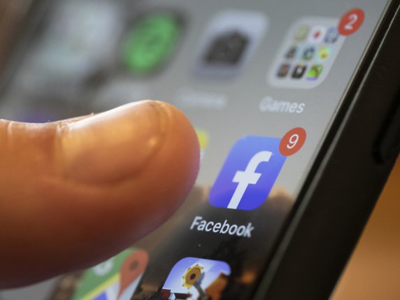 Le Tribunal fédéral déboute un utilisateur de Facebook qui avait partagé un contenu diffamatoire sur le réseau social (archives). © KEYSTONE/AP/JENNY KANE