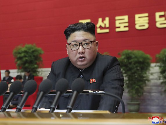 "De nouvelles recherches de planification pour un sous-marin nucléaire ont été menées à bien et sont sur le point d'entrer dans le processus d'examen final", a déclaré Kim Jong Un selon l'agence officielle KCNA (archives). © KEYSTONE/AP