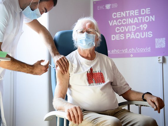 "Ce n'est pas le vaccin, c'est la maladie qui doit faire peur", a déclaré le prix Nobel Jacques Dubochet. © KEYSTONE/LAURENT GILLIERON