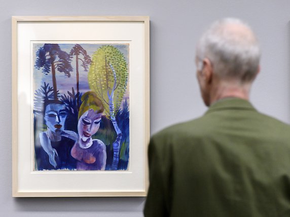 Un visiteur regarde le tableau "Paar in Landschaft, 1921" du peintre allemand Conrad Felixmueller au Kunstmuseum de Berne. © KEYSTONE/ANTHONY ANEX