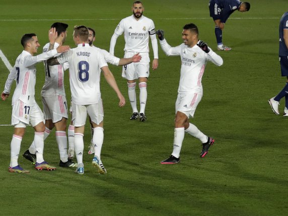 Dans les sports d'équipe, ici les footballeurs du Real Madrid, l'auteur propose une limitation du contingent des joueuses et joueurs que peut avoir une équipe pour éviter que les équipes les plus riches ne "raflent" un trop grand nombre d'acteurs de haut niveau. © KEYSTONE/AP/Manu Fernandez