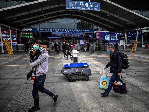 Les robots sont de plus en plus populaires en Chine, dans le secteur industriel mais aussi pour des tâches de la vie quotidienne. Ci-dessus, ce robot se charge de la sécurité dans les gares (Archives). © KEYSTONE/EPA/ALEX PLAVEVSKI