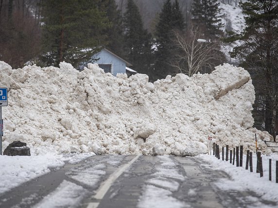 A Seedorf (UR), une avalanche a recouvert la route cantonale de 4 mètres de neige. Personne n'a été blessé. © KEYSTONE/URS FLUEELER