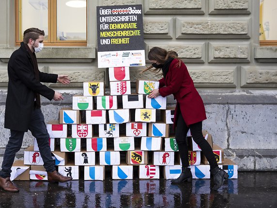 Le comité "Non aux détentions arbitraires" a déposé jeudi quelque 87'800 signatures contre la loi sur le terrorisme. © KEYSTONE/PETER KLAUNZER