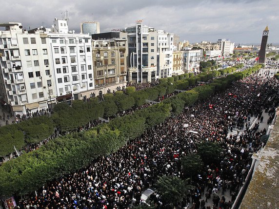 Le 14 janvier 2011, après plusieurs semaines de troubles déclenchés par l'immolation d'un vendeur ambulant dans l'intérieur du pays, une foule inédite se rassemble avenue Bourguiba à Tunis, devant le ministère de l'Intérieur (archives). © KEYSTONE/AP/Christophe Ena