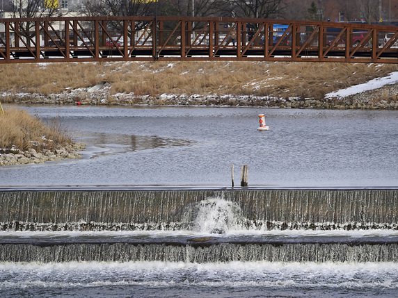 L'eau acide et polluée de la rivière locale, préférée à l'eau pure du lac Huron voisin, avait rongé les conduites en plomb du réseau de distribution, exposant les habitants de la ville de Flint au Michigan au saturnisme (archives). © KEYSTONE/AP/Paul Sancya