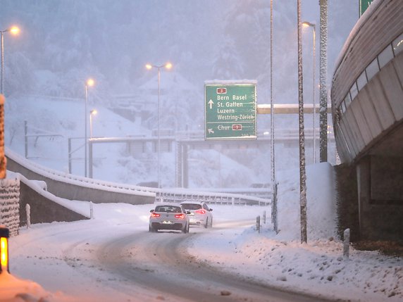 Les précipitations abondantes ont passablement compliqué la circulation routière. © KEYSTONE/Wey Alexandra