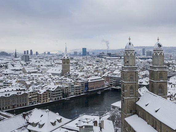 Le froid et la neige continuaient samedi de perturber les transports publics dans de nombreuses régions. Zurich et sa région restent notamment touchés. © KEYSTONE/ENNIO LEANZA