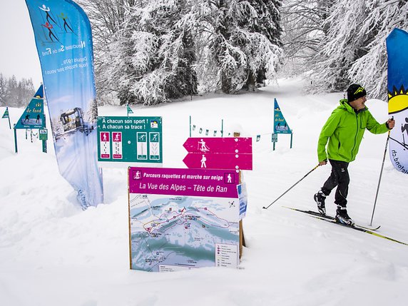 De multiples panneaux permettent aux amateurs de neige de repérer la bonne trace à prendre à La Vue des Alpes. © KEYSTONE/JEAN-CHRISTOPHE BOTT