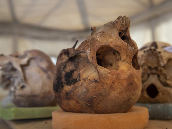 Plusieurs des objets découverts, ainsi que des crânes et des ossements humains, ont été présentés dimanche à la presse, alors que les fouilles se poursuivaient sur le site. © KEYSTONE/AP/Nariman El-Mofty