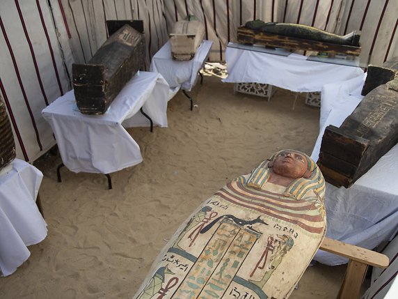Les sarcophages en bois, datant du Nouvel Empire (XVIe-XIe siècle avant J.-C.), ont été retrouvés dans un puits funéraire. Un sarcophage en pierre a également été retrouvé dans un autre puits.Hossam © KEYSTONE/EPA/Mohamed Hossam