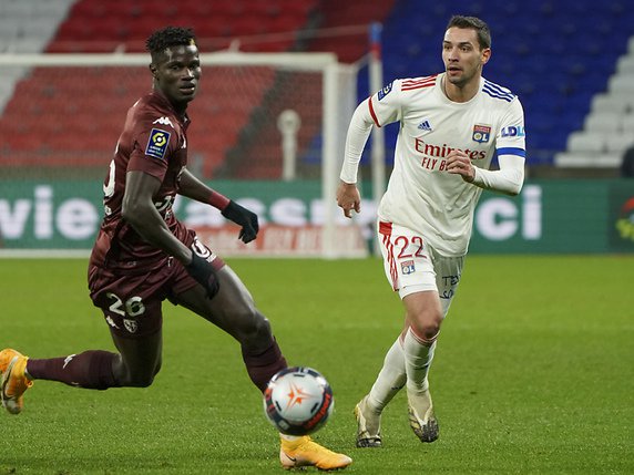 Une soirée à oublier pour Mattia Di Sciglio (à droite) et Lyon. © Keystone/AP/Laurent Cipriani