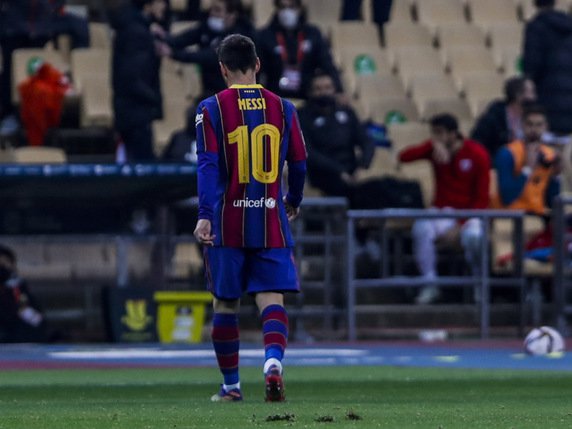Lionel Messi rentre piteusement aux vestiaires quelques secondes avant la fin du match. © KEYSTONE/AP/Miguel Morenatti
