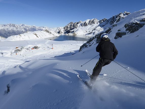 Un skieur a perdu la vie dimanche à Verbier (VS) dans le secteur du "Lac des Vaux" (image symbolique). © KEYSTONE/MAXIME SCHMID