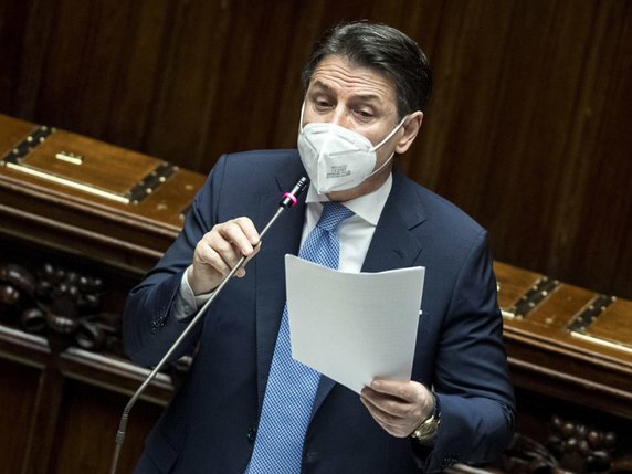 Giuseppe Conte  a demandé "un soutien clair et transparent" à la tribune de la Chambre des députés. © KEYSTONE/EPA/ROBERTO MONALDO / POOL