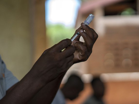 Novartis et GSK vont financer des projets de recherche dans la lutte contre la malaria et la tuberculose en Afrique à hauteur de 3,6 millions de dollars. (archives) © KEYSTONE/AP/JEROME DELAY