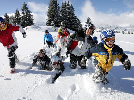 En raison de la crise du coronavirus, de nombreux camps de ski ont déjà été annulés. Les organisateurs travaillent sur une offre alternative pour le début de l'été (archives). © KEYSTONE/JUERG MUELLER