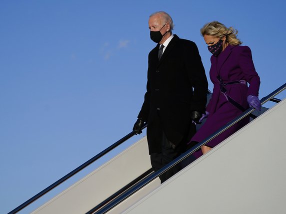 Joe Biden, accompagné de sa femme Jill, est arrivé mardi à Washington, où il a rendu hommage aux victimes du Covid-19 (archives). © KEYSTONE/AP/Evan Vucci