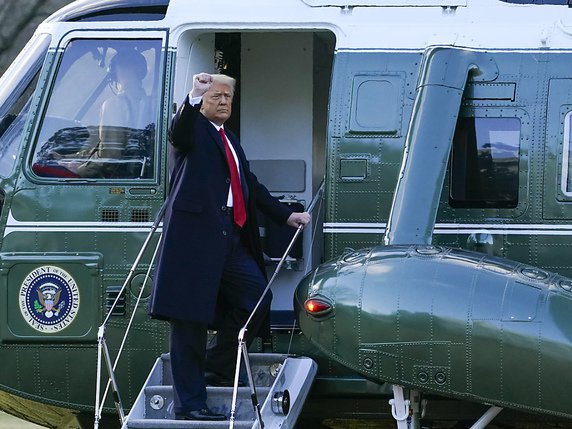 L'hélicoptère présidentiel Marine One transportant Donald et Melania Trump s'est envolé peu après 08H15 locales (13h15 GMT) depuis les jardins de la Maison Blanche. © KEYSTONE/AP/Alex Brandon