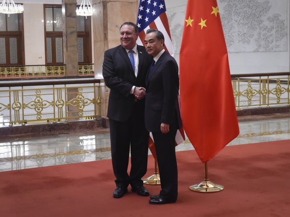Mike Pompeo (à gauche, ici avec son homologue chinois Wang Yi) était considéré comme un "faucon" face à la Chine (archives). © KEYSTONE/EPA AFP POOL/WANG ZHAO / POOL
