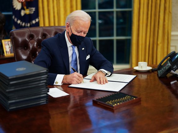 Joe Biden a signé plusieurs décrets présidentiels. Il a notamment engagé le retour des Etats-Unis dans l'accord de Paris sur le climat et au sein de l'Organisation mondiale de la santé. © KEYSTONE/EPA/Doug Mills / POOL