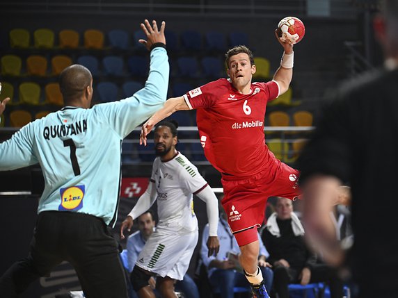 Le Suisse Cedrie Tynowski marque face au gardien portugais Quintana. © KEYSTONE/AP/Anne-Christine Poujoulat