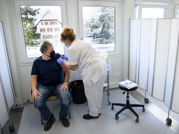 Jean-Charles Simon est venu se faire vacciner "en voisin". © KEYSTONE/LAURENT GILLIERON