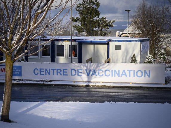 Payerne a ouvert lundi un centre de vaccination aménagé sur le parking de l'hôpital. © KEYSTONE/LAURENT GILLIERON