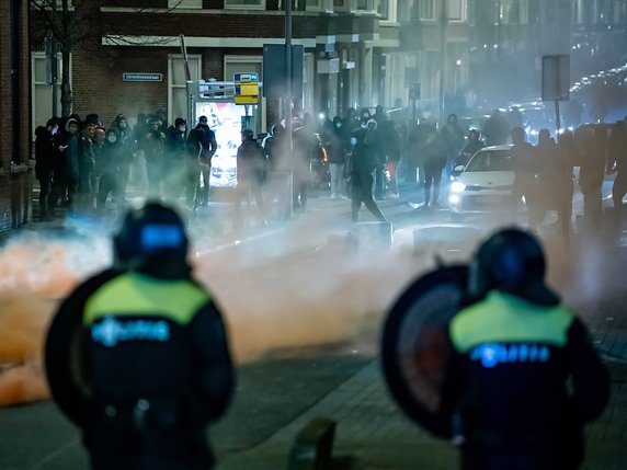 Des affrontements ont opposé la police anti-émeute, qui a fait usage de canons à eau, à des groupes de protestataires dans la ville portuaire de Rotterdam. © KEYSTONE/EPA/KILLIAN LINDENBURG / MEDIATV