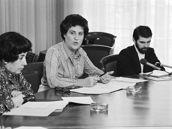 A côté de la présidente de la Commission pour les affaires féminines de l'époque, Emilie Lieberherr, au centee, Jacqueline Berenstein-Wavre , la vice-présidente lors d'une conférence de presse en 1976. © KEYSTONE/STR