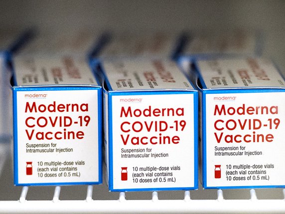 Les experts consultatifs de l'Organisation mondiale de la santé (OMS) recommandent désormais l'utilisation du vaccin de Moderna face à la pandémie (archives). © KEYSTONE/AP/Michael Holahan
