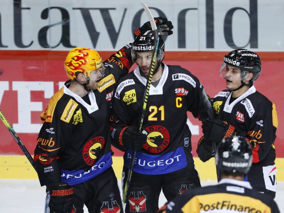 Le CP Berne compte douze matches de moins que Rapperswil-Jona et Ambri-Piotta. © KEYSTONE/PETER KLAUNZER