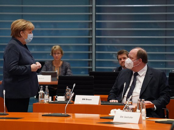 Helge Braun (à droite) a appelé à un "amendement" de la Constitution allemande (archives). © KEYSTONE/EPA Getty Images Europe POOL/SEAN GALLUP / POOL