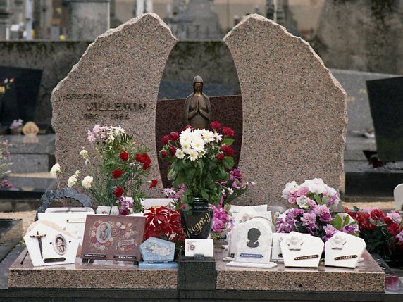 La tombe du petit Grégory Villemin, retrouvé à l'âge de quatre ans, pieds et mains liés, le 16 octobre 1984 dans la Vologne (Vosges). © KEYSTONE/AP/MICHEL LIPCHITZ