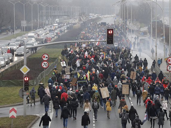 Depuis l'annonce de l'arrêt du tribunal interdisant pratiquement l'avortement, des manifestations massives se poursuivent dans toute la Pologne contre cette mesure (archives). © KEYSTONE/AP/CZAREK SOKOLOWSKI