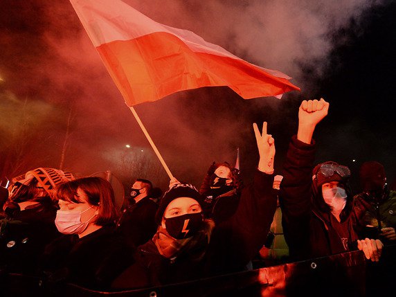 A Varsovie, les manifestants ont allumé des fusées éclairantes, brandi des drapeaux arc-en-ciel, l'emblème des mouvements gays, ainsi que des pancartes avec les inscriptions "Cela signifie la guerre", "Libre choix" et "Non la terreur". © KEYSTONE/AP/Czarek Sokolowski