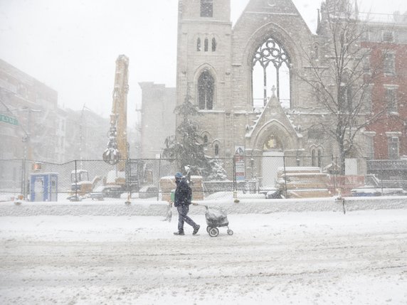A New York, certains évoquaient le "grand blizzard" historique de mars 1888: © KEYSTONE/EPA/JASON SZENES