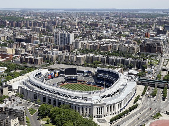 Le Yankee Stadium, situé dans le quartier du Bronx à New York, sera utilisé dès vendredi contre centre de vaccination contre le Covid-19 (archives). © KEYSTONE/AP/SETH WENIG